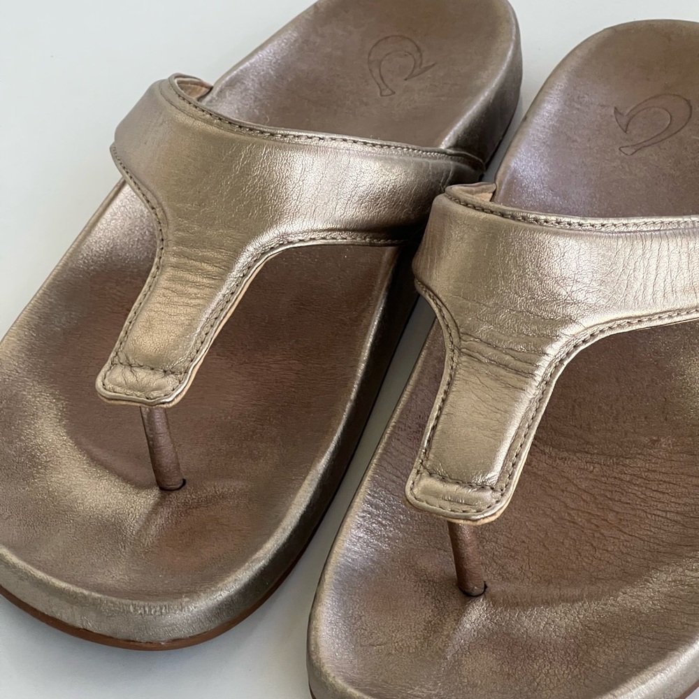 OluKai Kipe’A Lipi Metallic Gold Bubbly / Bubbly Thong Sandals Size 9